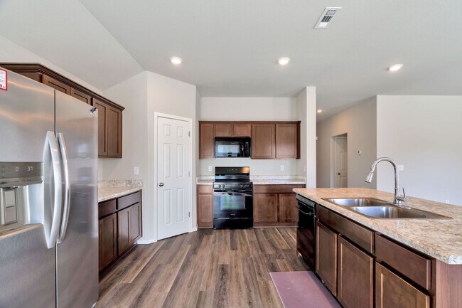 Building Photo - Spacious 3 bed, 2 bath in East Siloam Springs! Fenced yard, laundry included!
