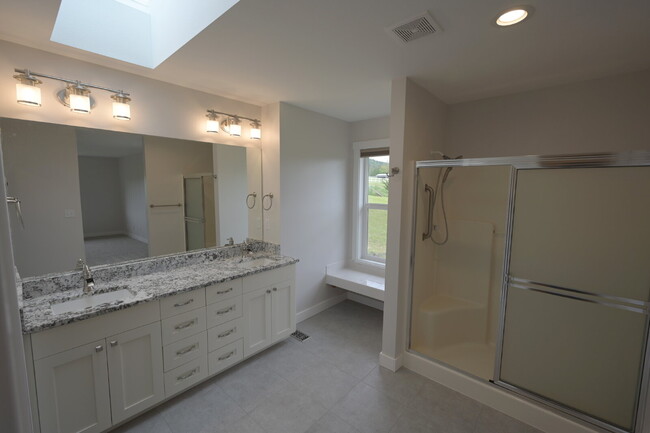 Building Photo - Newly renovated 3 bed 2 bath in a country ...