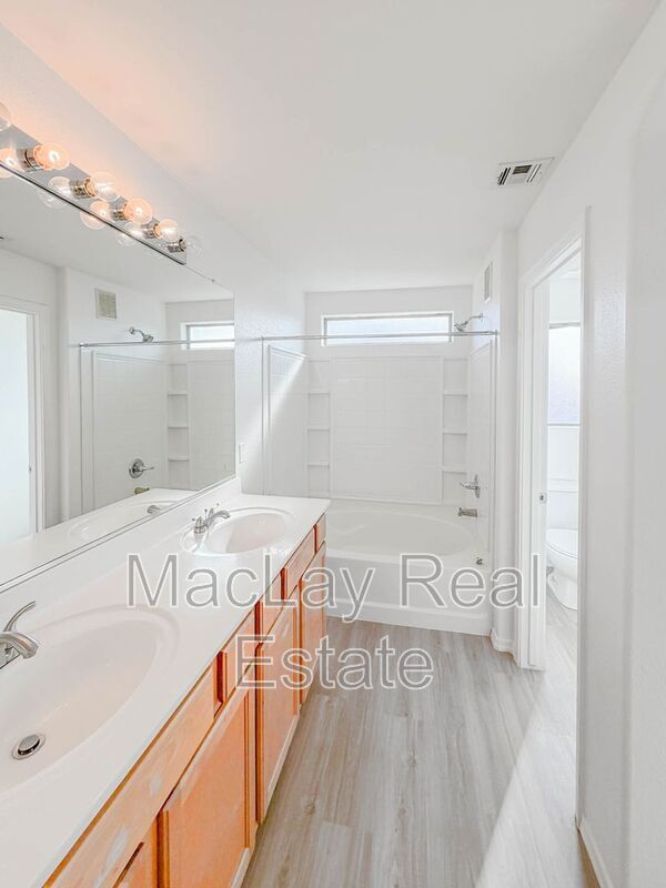 Building Photo - 1009 E Iris Dr