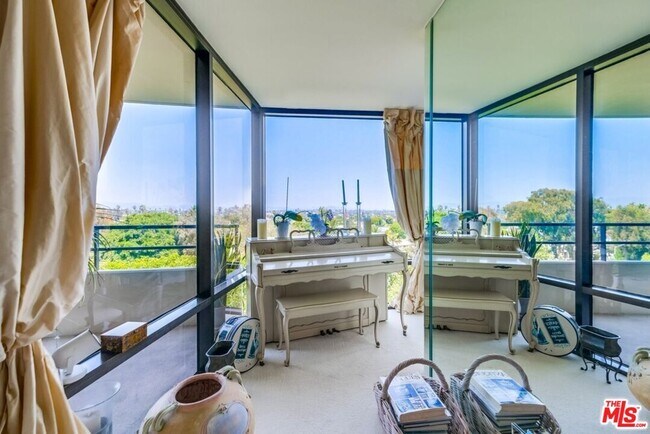 Building Photo - 4337 Marina City Dr