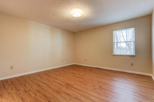 Building Photo - Knoxville 37919 - 3 bedroom, 2 bath home with a bright sunroom - Contact Ray Gaudet RAYGAUDET@OUT...