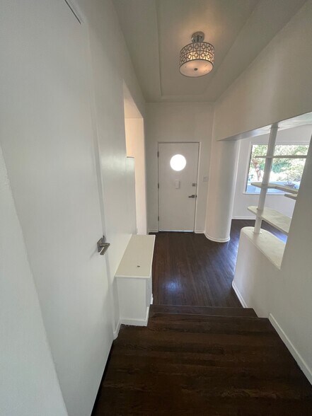 Building Photo - 3043 Hollycrest Dr