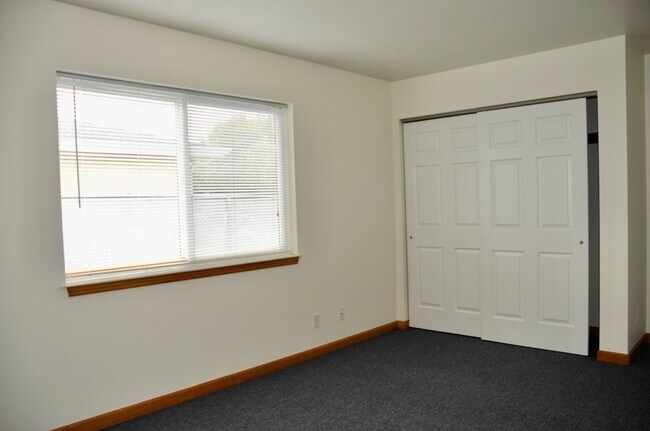 Building Photo - 2 bed 1 bath duplex