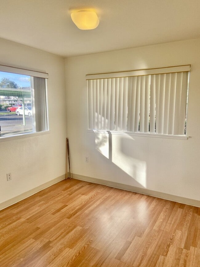 Building Photo - Highly Desirable 3 bedroom Town house in H...
