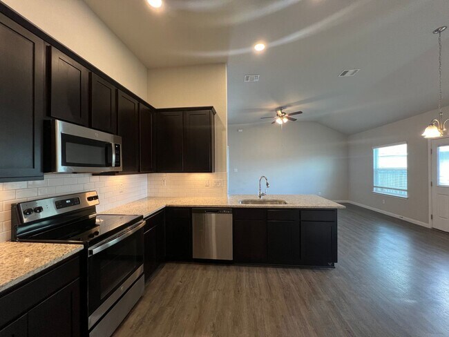 Building Photo - Luxury 3/2 Duplex in Seguin, Texas