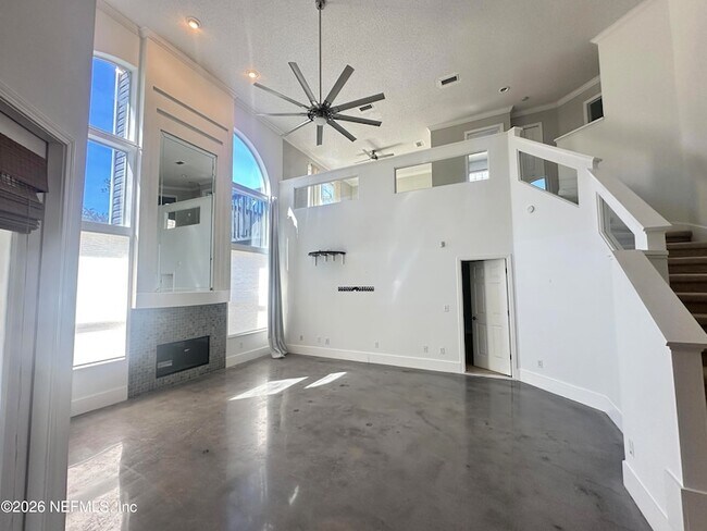 Building Photo - 3996 Richmond Park Dr E