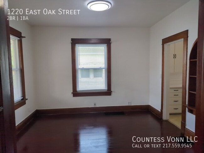 Building Photo - 1220 E Oak St