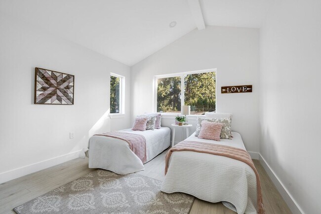 Building Photo - Beautiful Brand New 2bed 2.5bath Seattle H...