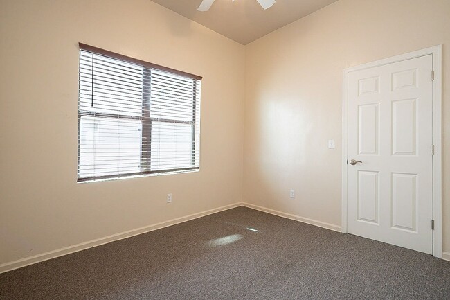 Building Photo - 928 E 6th St