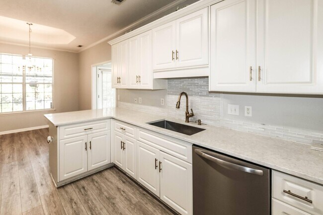 Building Photo - 5803 Carriage Hills Dr