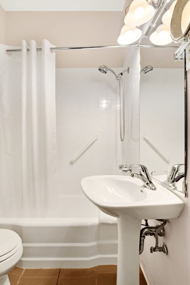 Building Photo - 219 W Eugenie St