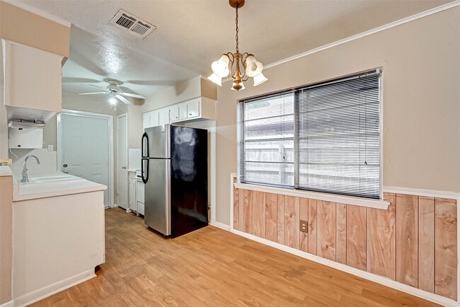 Building Photo - 4739 Parkland St