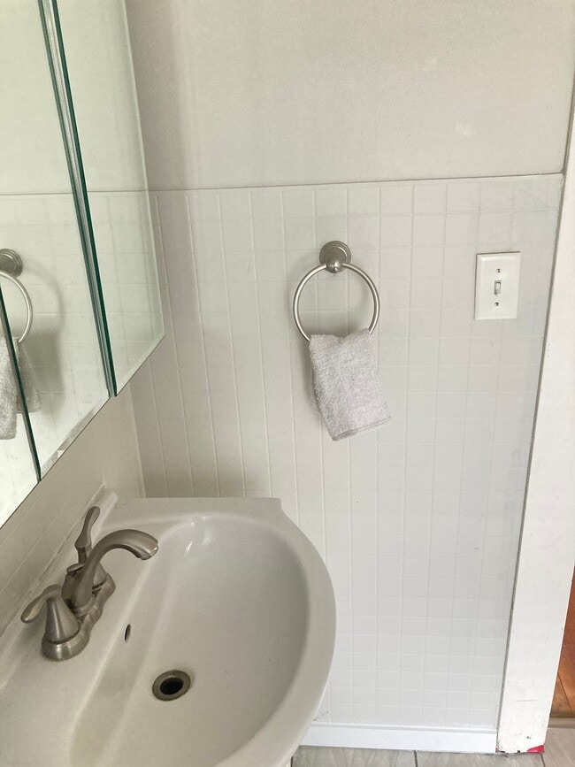 Building Photo - Updated 3 bedroom 1 bath home in downtown Morris