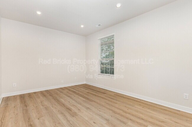 Building Photo - 306 New Gallant Dr