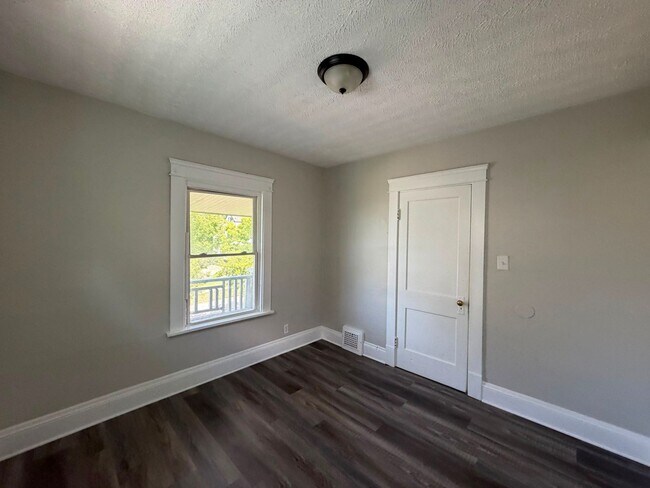 Building Photo - 10012 Manor Ave