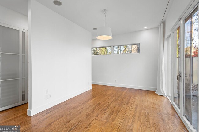 Building Photo - 935 Custer Ave SE