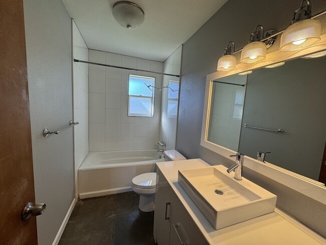 Building Photo - Mid Century and Mountain Views