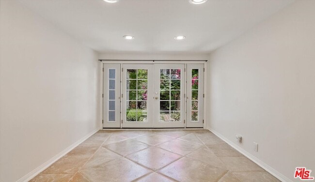Building Photo - 4009 Beverly Glen Blvd