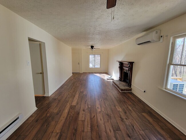 Building Photo - Wonderful spacious country home