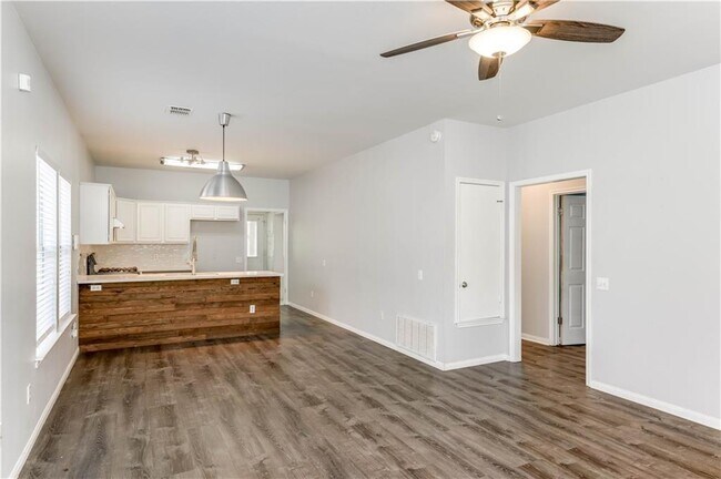 Building Photo - 1105 Clermont Ave