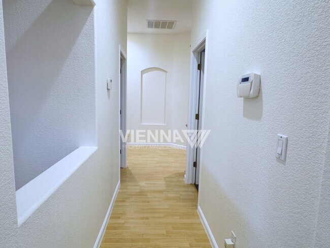 Building Photo - 2736 Genesee Dr
