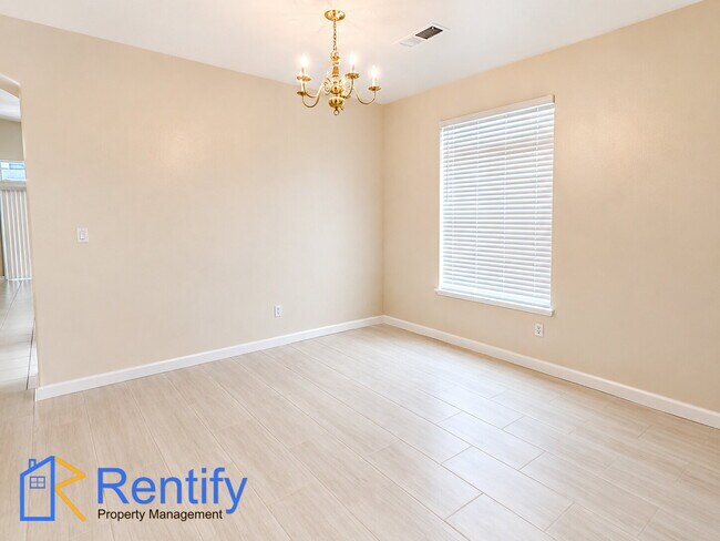 Building Photo - Charming Seven Oaks Home - 4Bed, 2Bath - Gardener Included!
