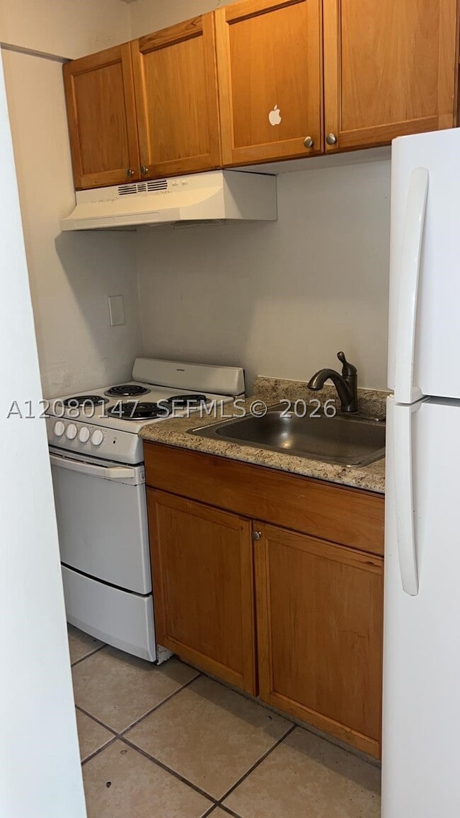 Building Photo - 526 SW 64th Ct