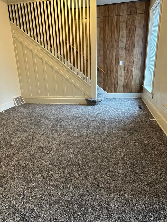 Building Photo - 702 N 6th St