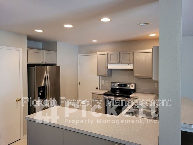 Building Photo - 1114 NE Beaumont Ln