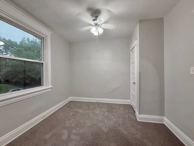 Building Photo - Large 3 bed 1.5 bath! Available NOW!