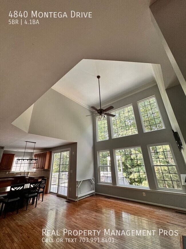 Building Photo - 4840 Montega Dr