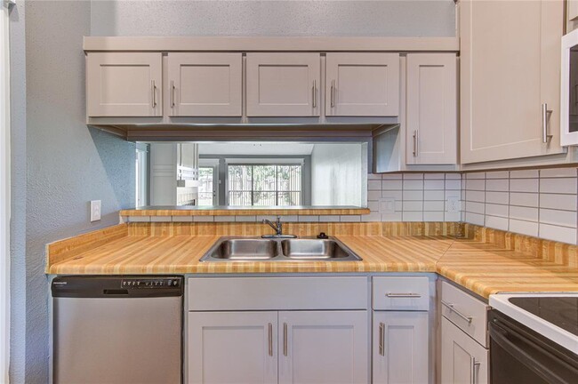 Building Photo - 3843 Westmeadow Dr