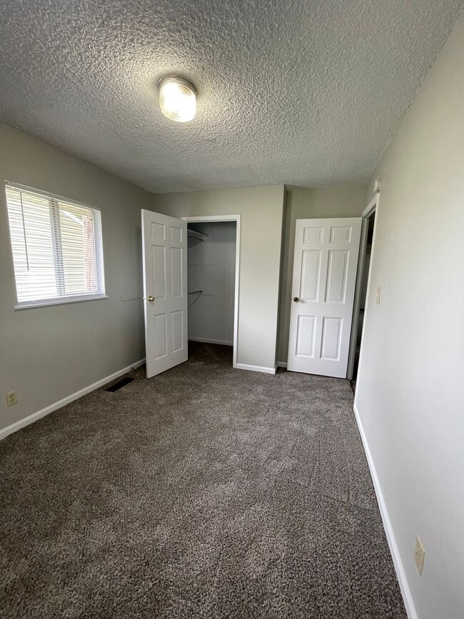 Building Photo - 4-Bedroom Home on the South Side - Available NOW