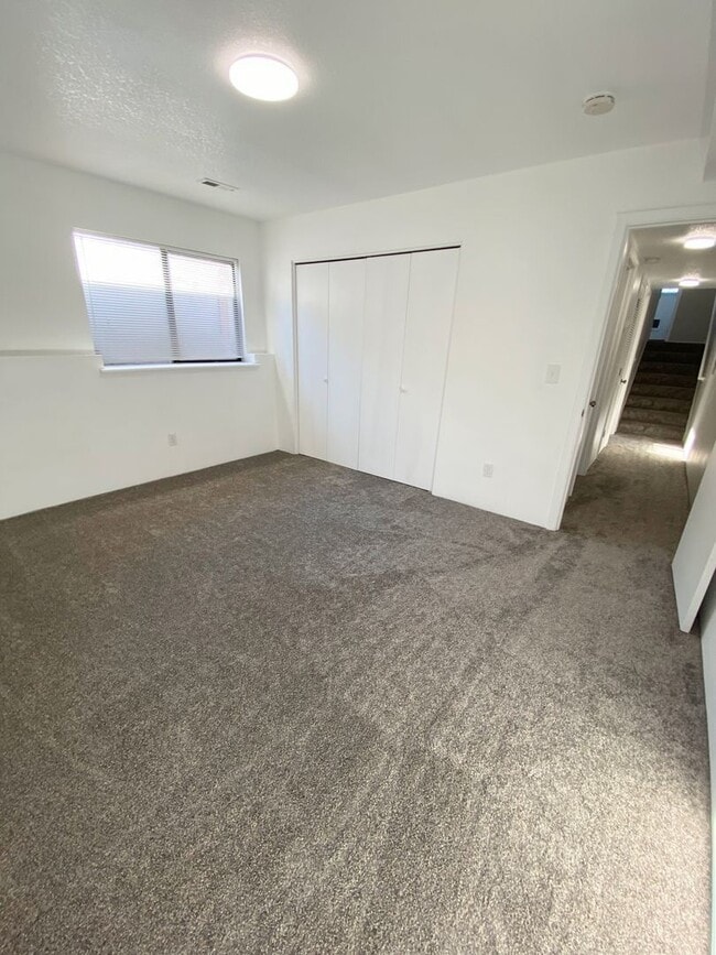 Building Photo - Large 2 bedroom, 1.5 bathroom Townhouse st...