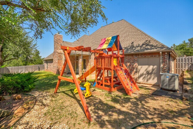 Building Photo - Luxury 5 Bedroom Home in Fairfax Estates + Safe Room + Memorial High + Easy Access to I-35
