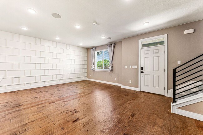 Building Photo - Modern Townhome in Commerce City!