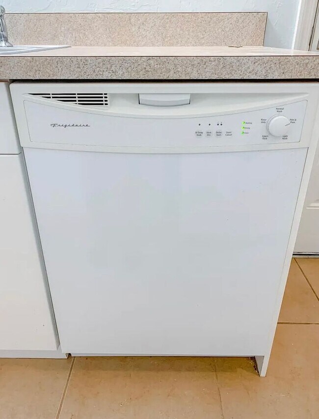 Building Photo - Hottest location, unit available near best beaches and downtown