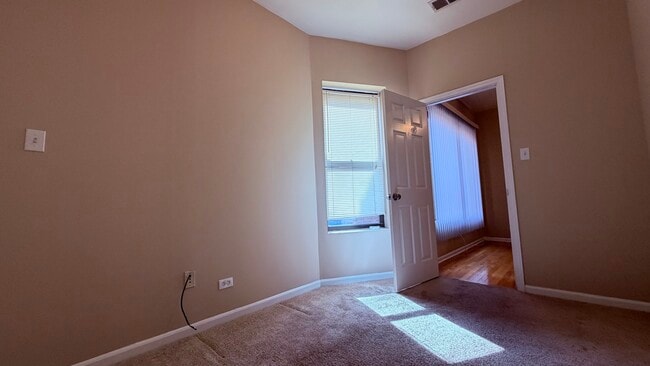 Building Photo - 4055 S Calumet Ave