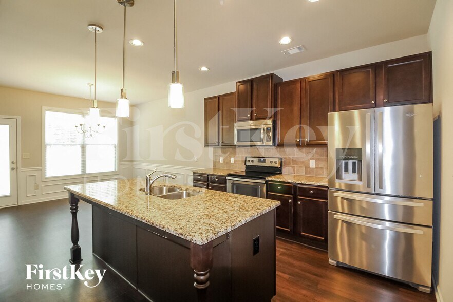 Building Photo - 7391 Silk Tree Pointe