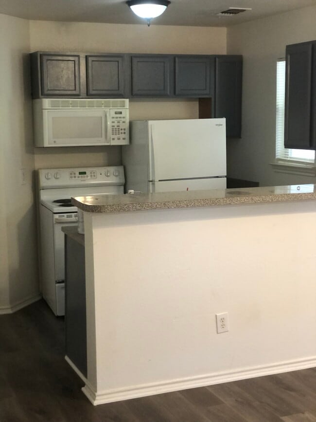 Building Photo - 1205 Village Garden Dr