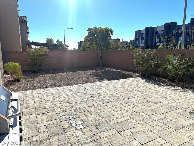 Building Photo - 8117 Ancient Oaks Ave