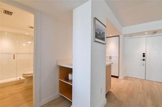 Building Photo - 1420 Brickell Bay Dr
