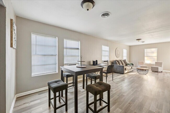 Building Photo - 1010 West Dr