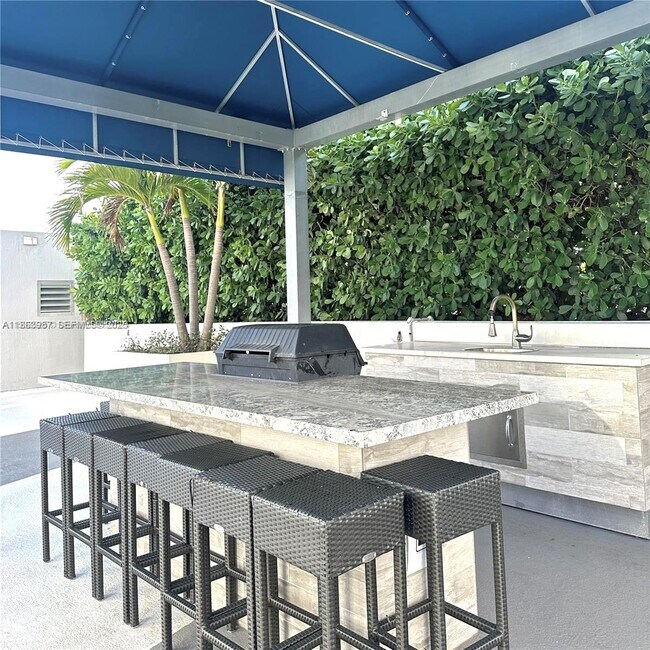 Building Photo - 1861 NW S River Dr