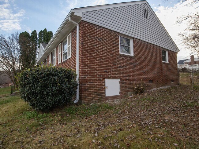 Building Photo - Charming 3BR Brick Ranch