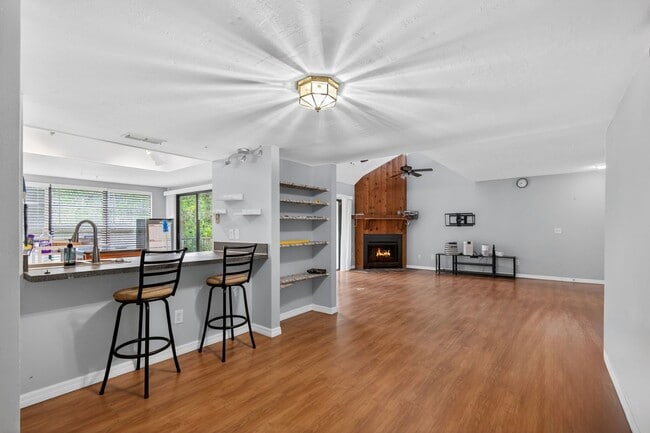Building Photo - Cozy 3 Bedroom Available in Tampa!