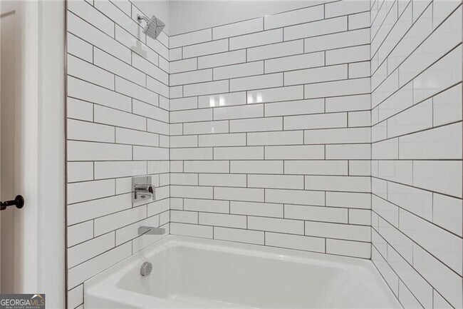 Building Photo - 425 Maplewood Dr
