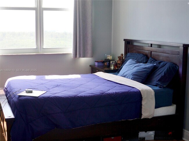 Building Photo - 300 Bayview Dr