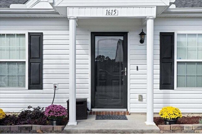 Building Photo - 1615 Emma St