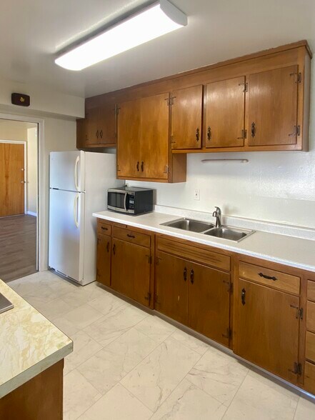 Kitchen - 659 Hillsborough St